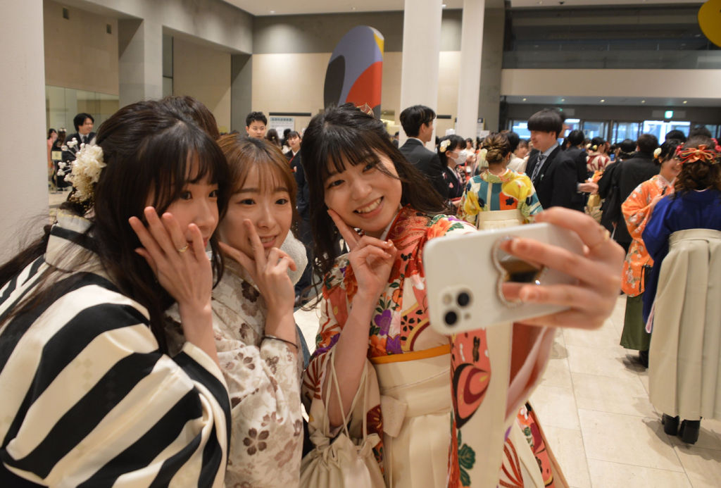 袴姿を写真に収める卒業生ら＝静岡市駿河区のグランシップ