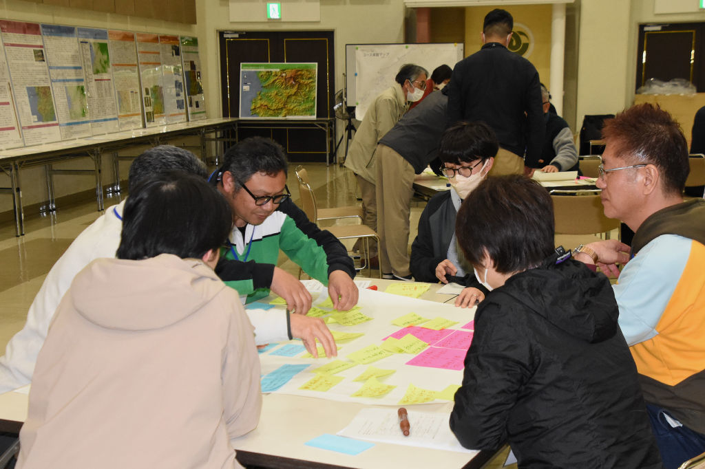 本年度の活動を振り返る松崎町の住民ら＝同町の町環境改善センター