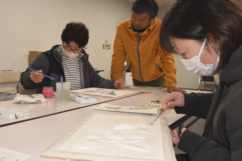 漆喰鏝絵を制作する参加者＝松崎町の町環境改善センター