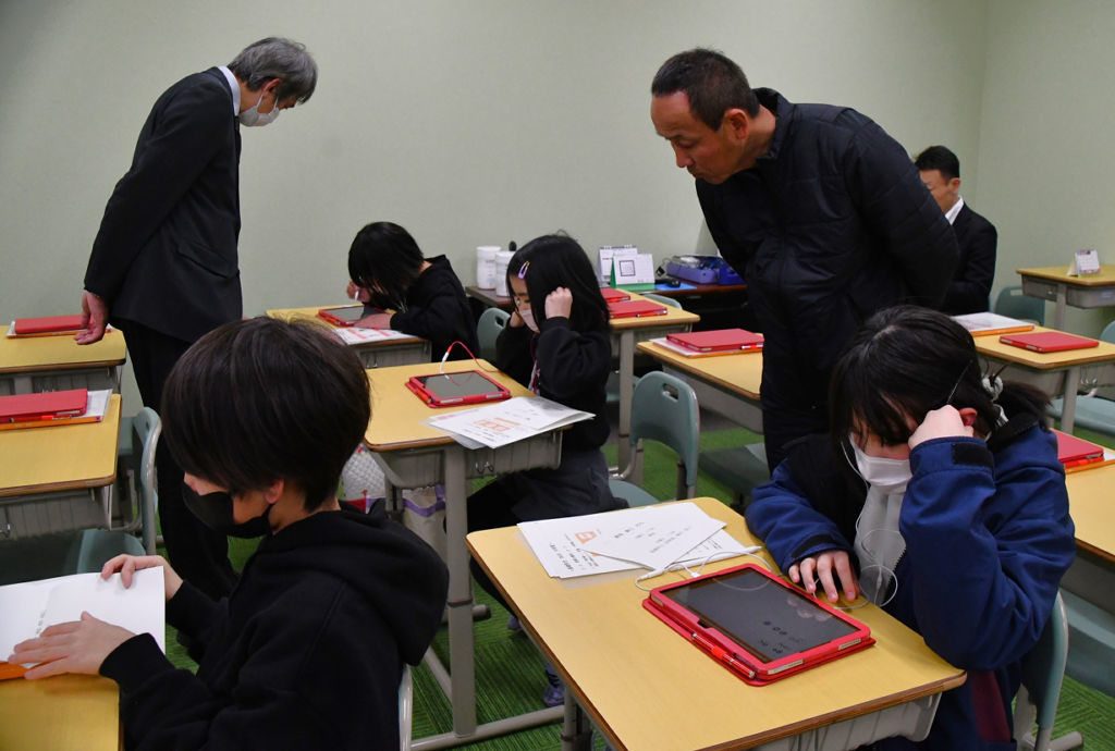 新たに開設された公営塾で学ぶ子どもたち＝小山町須走