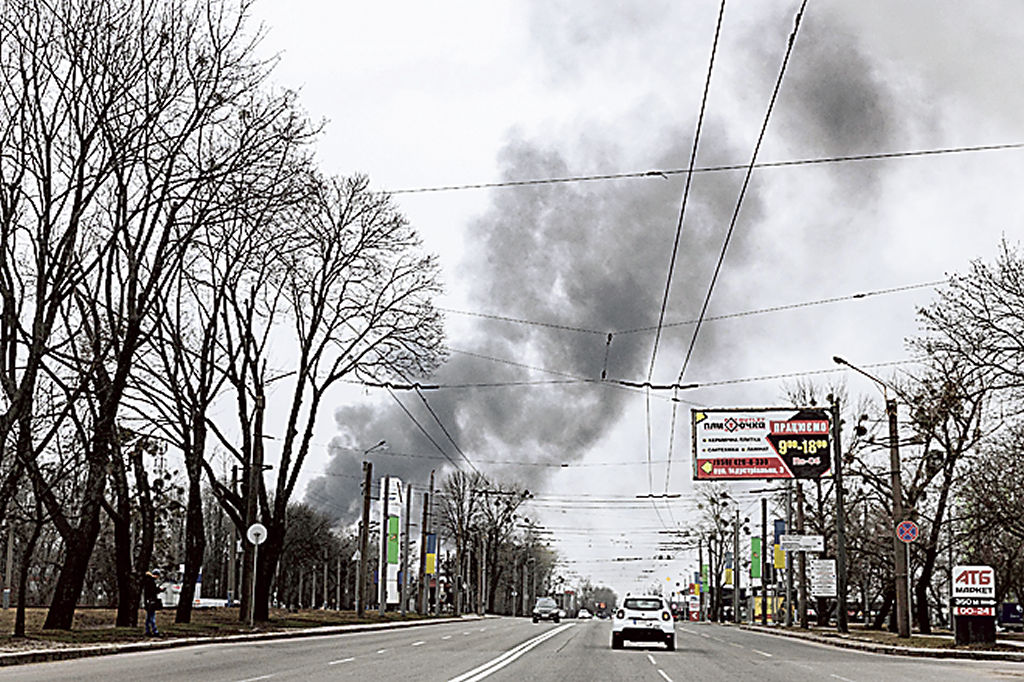 ２２日、ウクライナ東部ハリコフで、ロシア軍の攻撃後に立ち上る煙（ゲッティ＝共同）