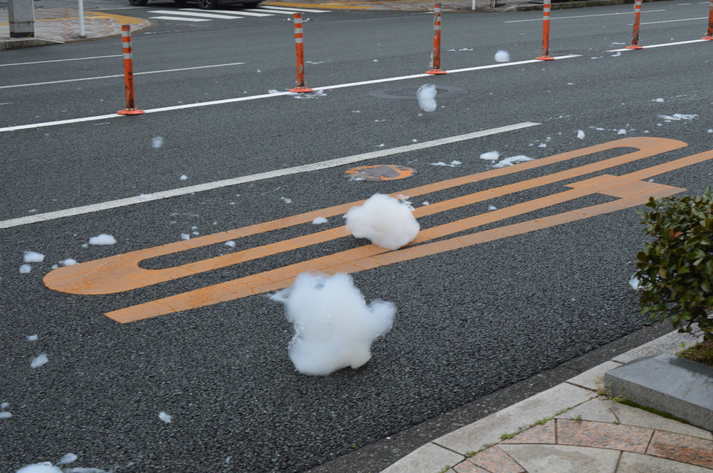 事故の影響で泡消火剤が放出された現場＝２４日午前１０時ごろ、浜松市中央区元城町