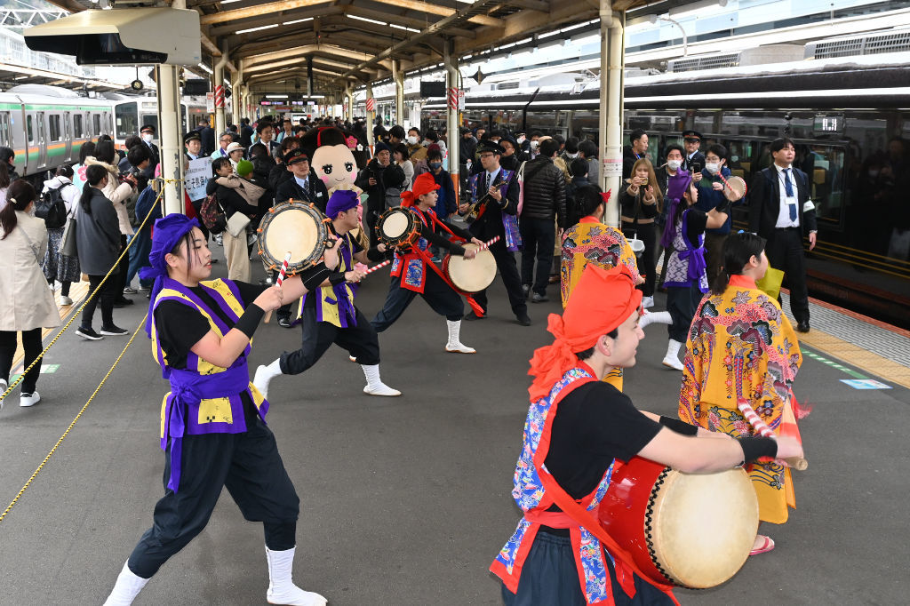 「なごみ」の乗客を勇壮な演舞で歓迎する熱海高エイサー部＝ＪＲ熱海駅