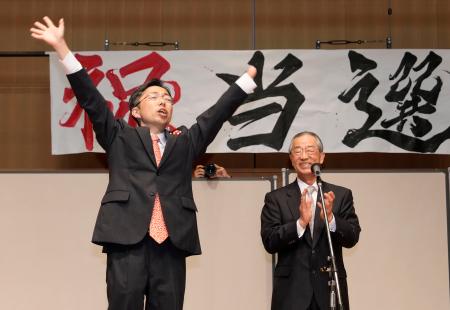 熊本県知事選で初当選を確実にした木村敬氏（左）＝２４日夜、熊本市
