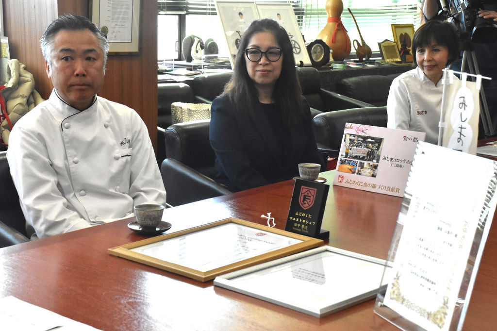 受賞の報告に訪れた（左から）田中さん、渡辺会長、笹俣さん＝三島市役所