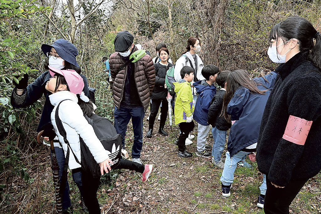 「里山探検隊」で自然と触れ合った参加者＝静岡市駿河区古宿の遊木の森