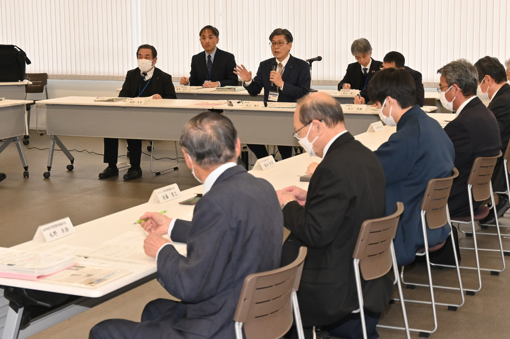 全体構想案を基に意見を交わした地域協議会の会合＝２５日午後、菊川市役所