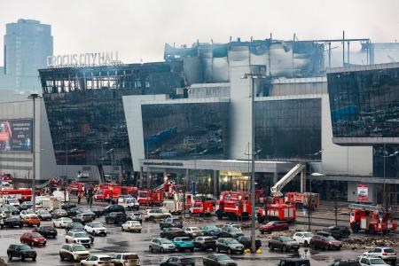 銃乱射テロの火災で屋根が崩落した「クロッカス・シティ・ホール」＝２３日、モスクワ州クラスノゴルスク（タス＝共同）