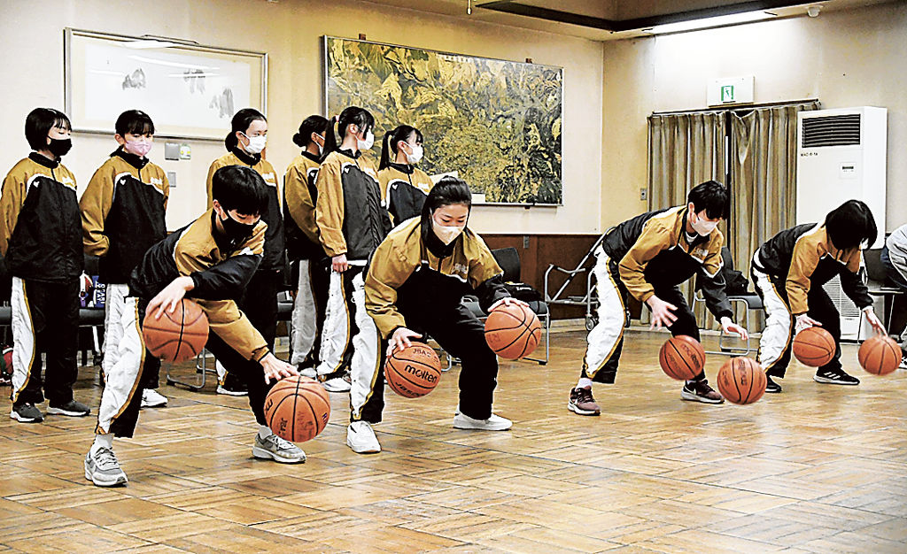 華麗なボールさばきを披露する北郷成美ミニバススポーツ少年団のメンバー＝小山町役場