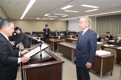 山名副市長（左）から感謝状を受け取る受賞者＝浜松市役所