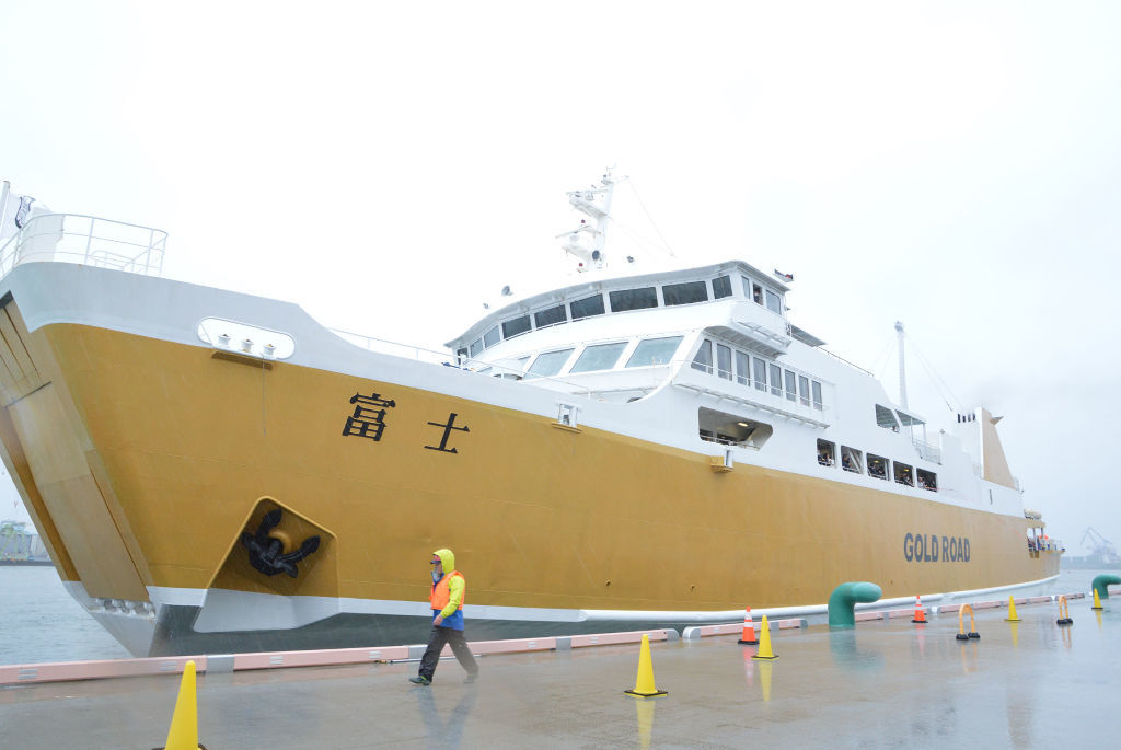 船体を黄金色に塗り替えた駿河湾フェリー＝清水港