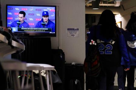 声明を発表する米大リーグ、ドジャースの大谷翔平選手（右）の映像＝２５日、ロサンゼルスのドジャースタジアム（共同）