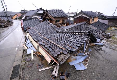 地震で倒壊した石川県珠洲市の家屋＝２６日午後