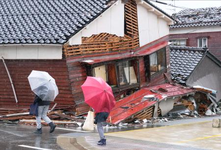 地震で倒壊した石川県輪島市の家屋＝２６日午後