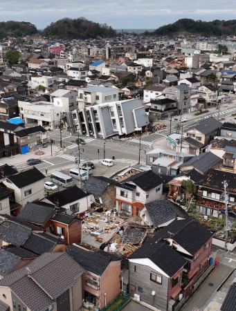 地震でビルや家屋が倒壊するなどの被害が出た石川県輪島市内。被災地では自宅の被害認定への不服申し立てが相次いでいる＝１月（ドローンから）