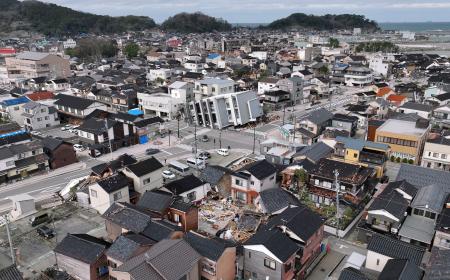 地震でビルや家屋が倒壊するなどの被害が出た石川県輪島市内。被災地では自宅の被害認定への不服申し立てが相次いでいる＝１月（ドローンから）