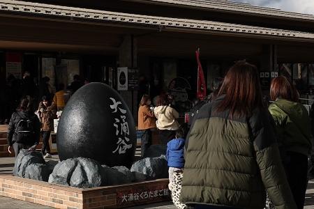 観光客でにぎわう箱根の大涌谷＝３月１０日、神奈川県箱根町