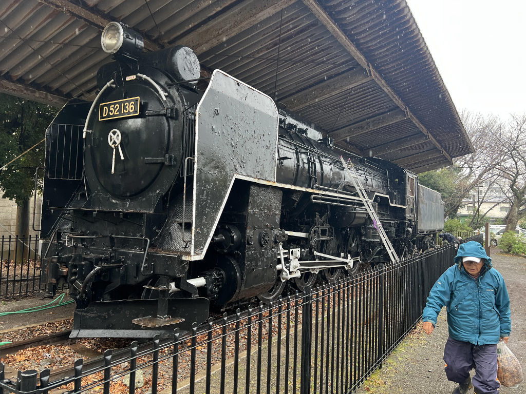 蒸気機関車（ＳＬ）とその周辺を清掃するメンバー＝沼津市高沢町の高沢公園