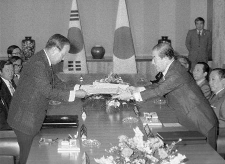 １９７８年６月、日韓大陸棚に関する協定の批准書を交換する園田直外相（右）と金永善駐日韓国大使＝外務省