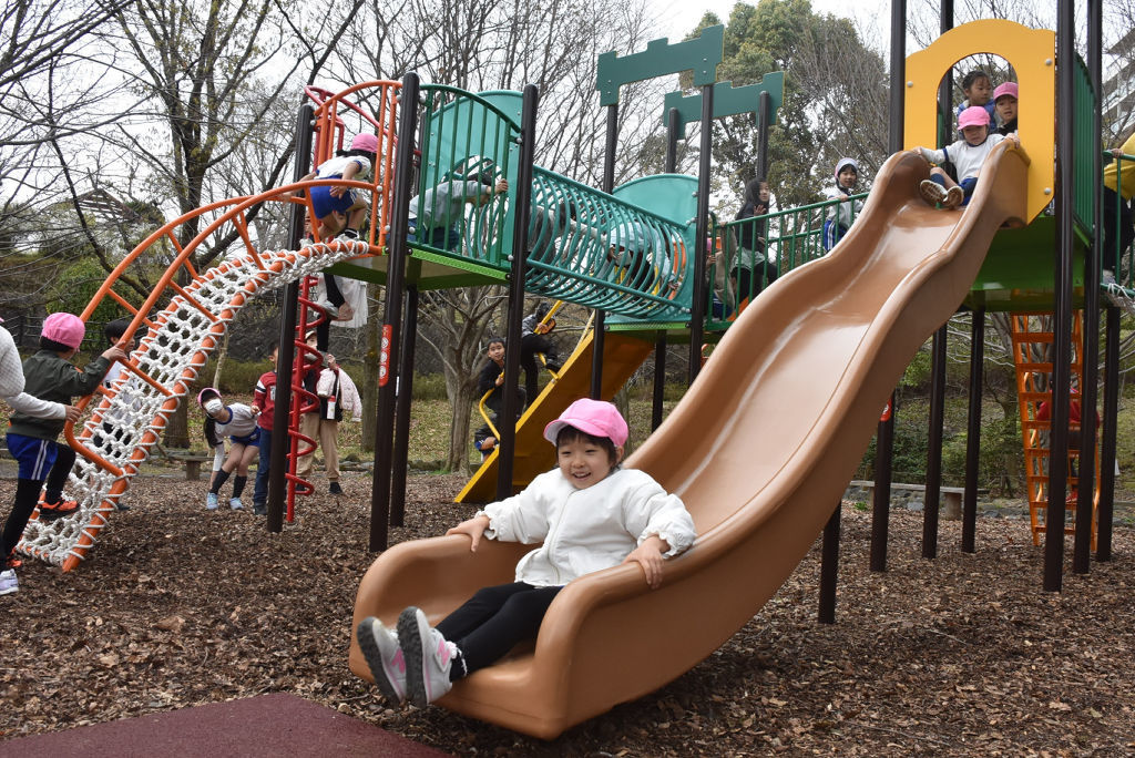 新しくなった複合遊具で遊ぶ子どもたち＝三島市文教町の上岩崎公園