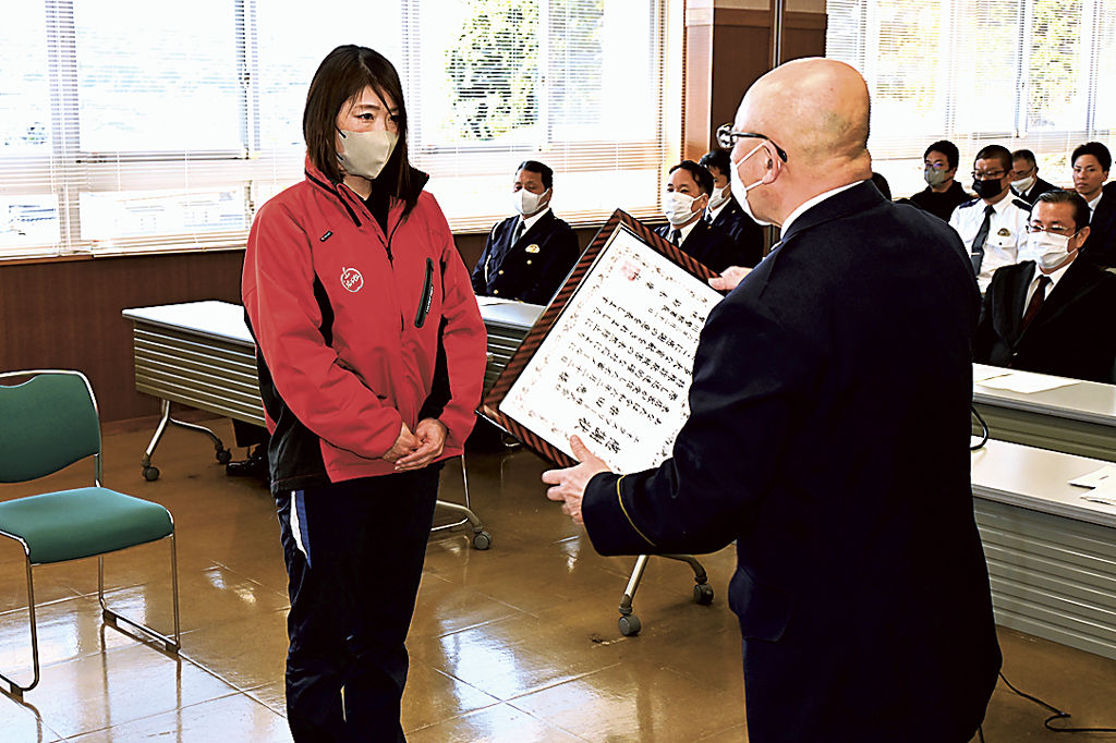 特殊詐欺被害を防ぎ、感謝状を受ける柴田さん（左）＝掛川署