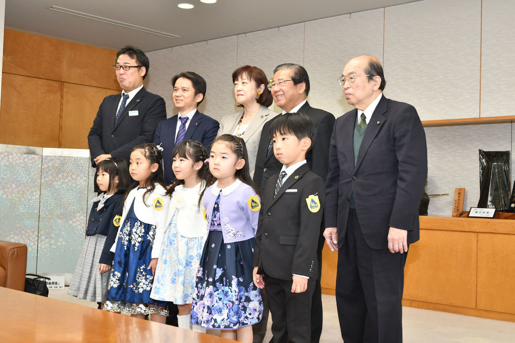 ワッペンを付けてもらった新入学児童（前列）＝富士宮市役所