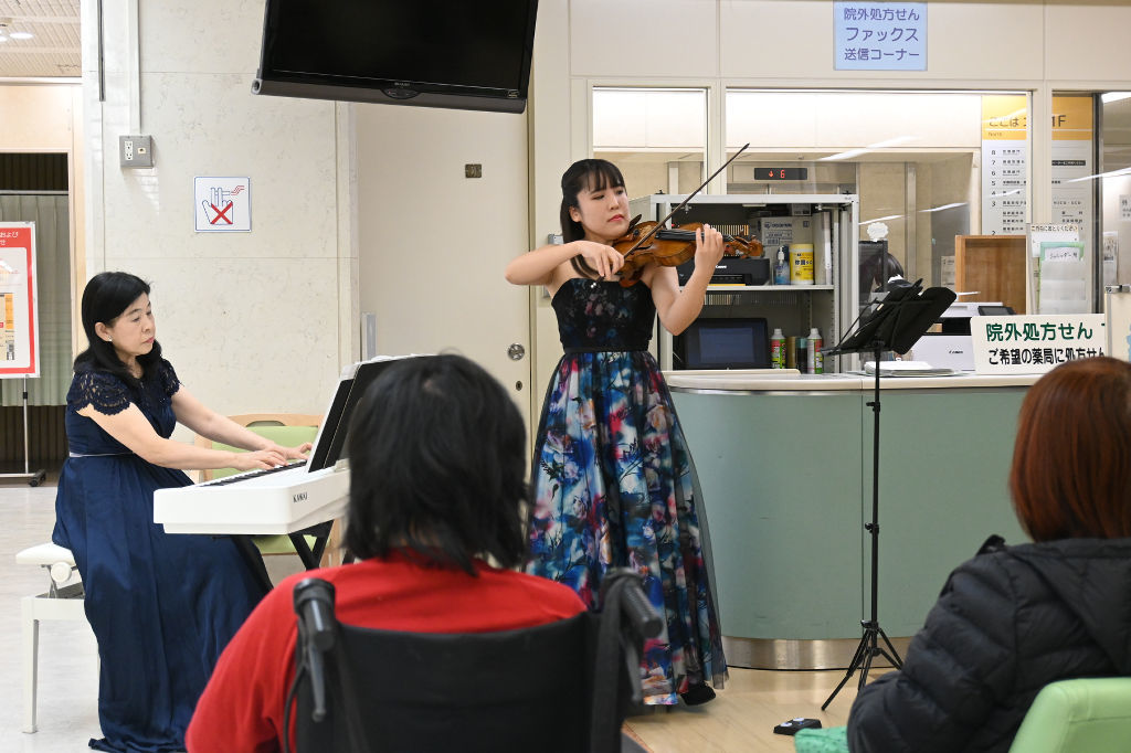 美しい音色を奏でる小泉さん（左）と橋本さん＝静岡市駿河区の静岡済生会総合病院