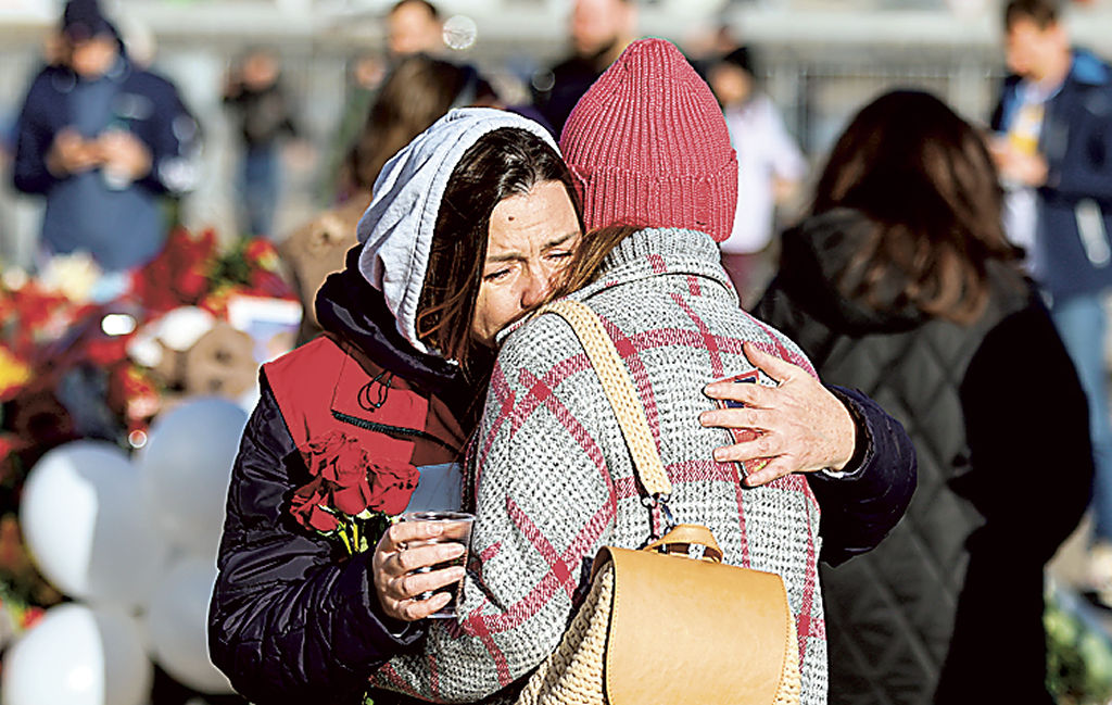 モスクワ郊外の銃乱射テロ現場を犠牲者追悼のため訪れ、抱き合う女性ら＝２７日（タス＝共同）