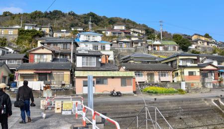 熊本県上天草市の離島・湯島の街並み。約２５０匹の猫が暮らしている＝２月