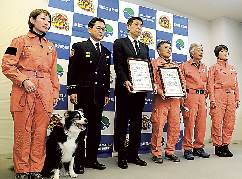 太田消防長（左から２人目）から感謝状を受けた受賞者＝浜松市中央区の市消防局