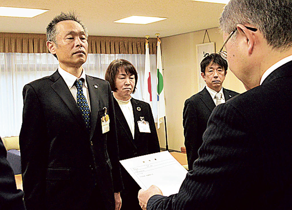 中野市長（右）から辞令書を受ける新区長ら＝浜松市役所