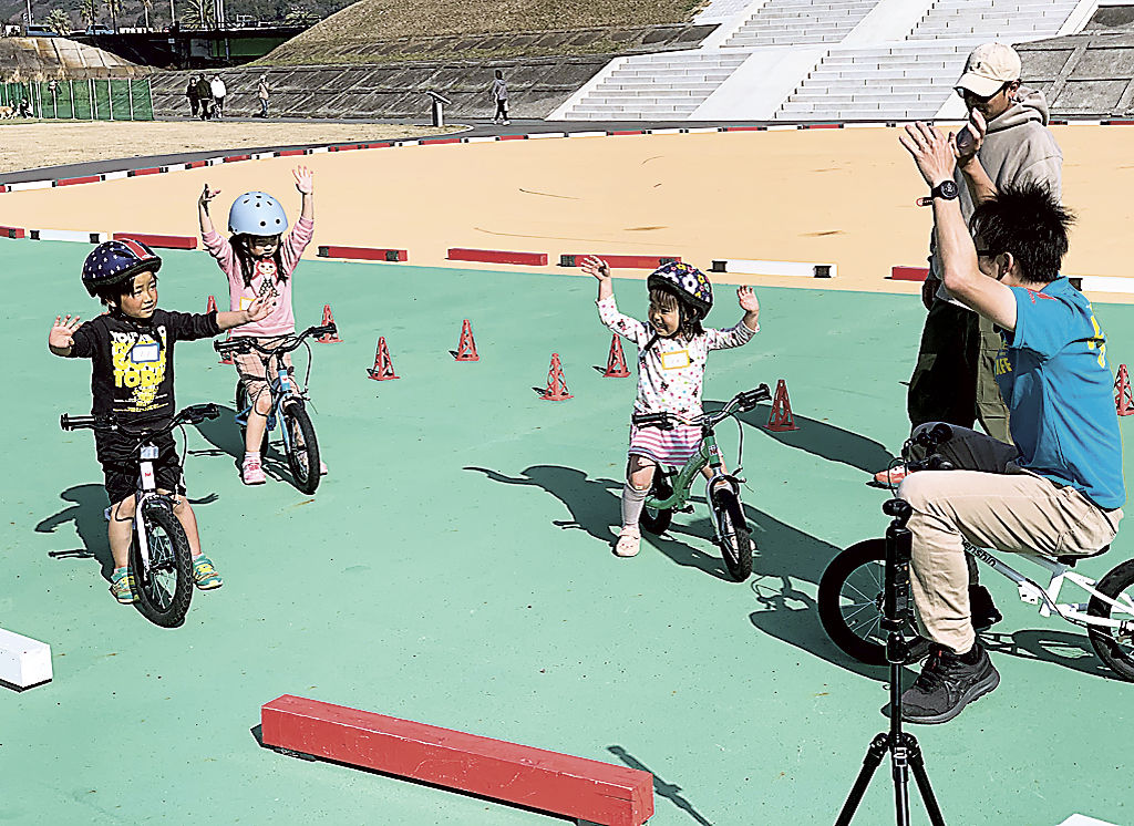 キックバイクを体験する子どもたち＝伊豆の国市の川の駅・伊豆城山