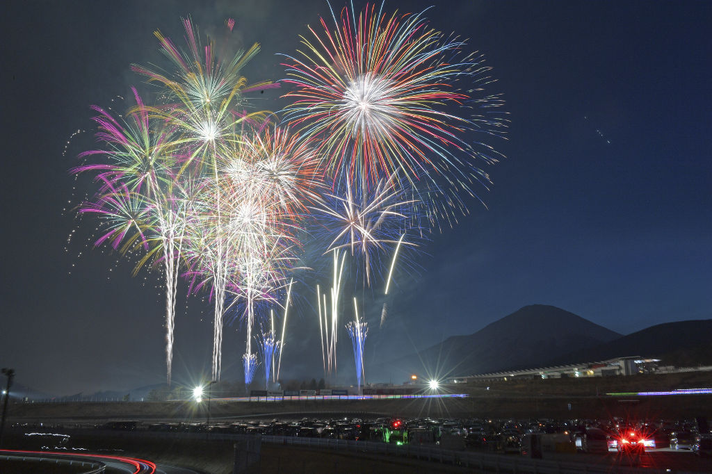 富士山を背に夜空を飾る花火＝３０日午後６時５０分ごろ、小山町（２枚を比較明合成）（東部総局・田中秀樹）