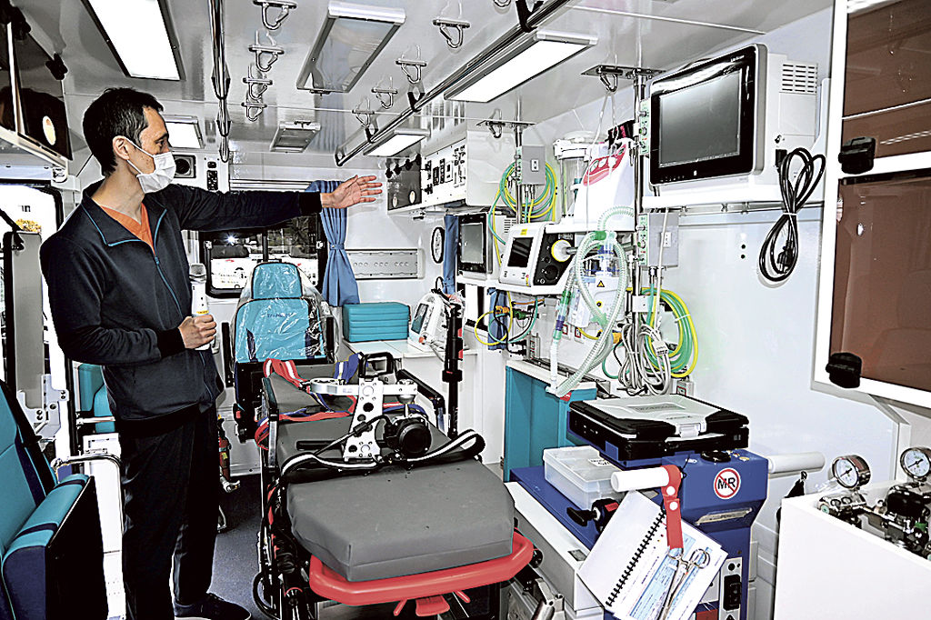 県立こども病院に導入された新たなドクターカー＝静岡市葵区