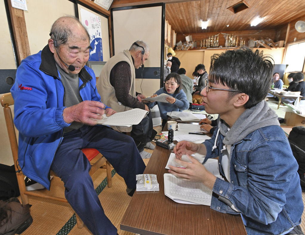 集まった住民から方言などを聞き取る学生たち＝静岡市葵区小河内
