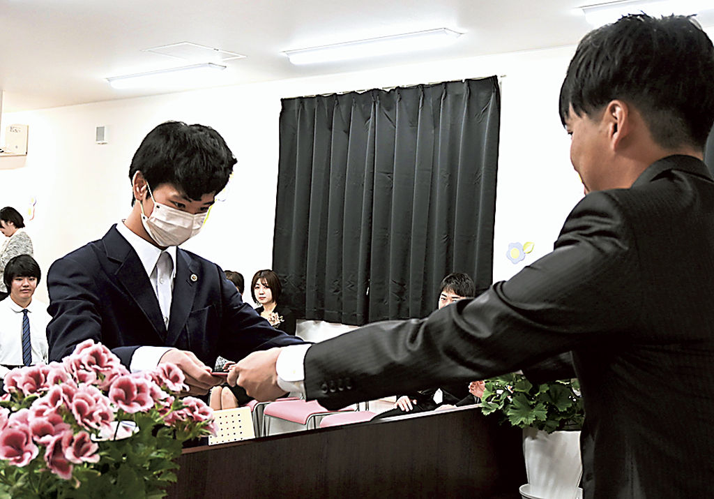 証書を受け取る卒業生（左）＝静岡市葵区の「かぶとむしクラブ」