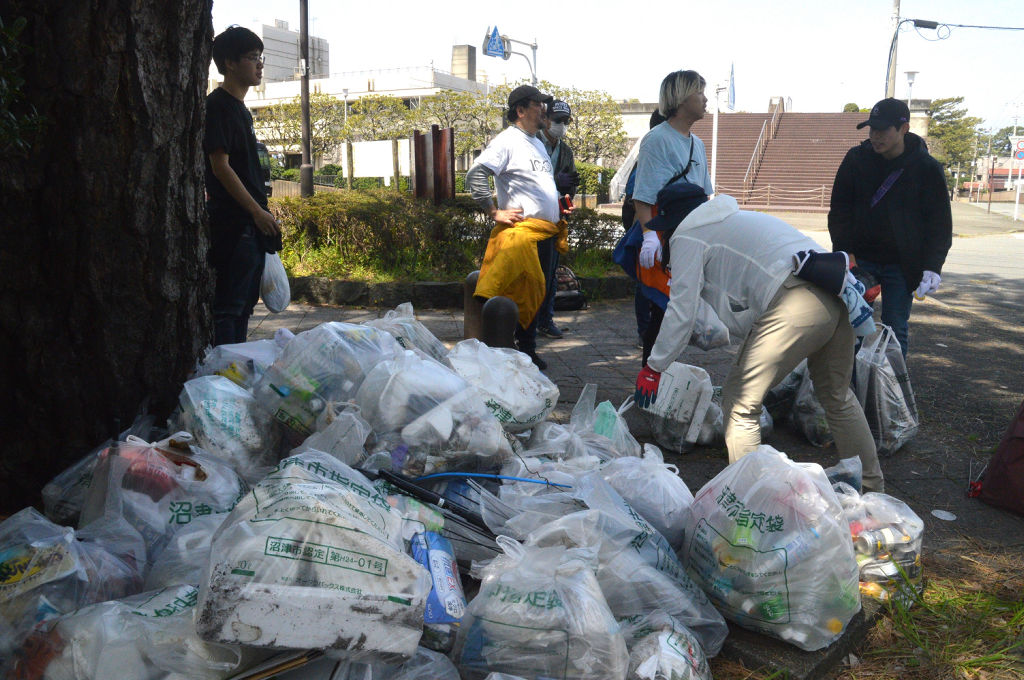 約１時間の清掃で集まったごみ＝沼津市の港口公園