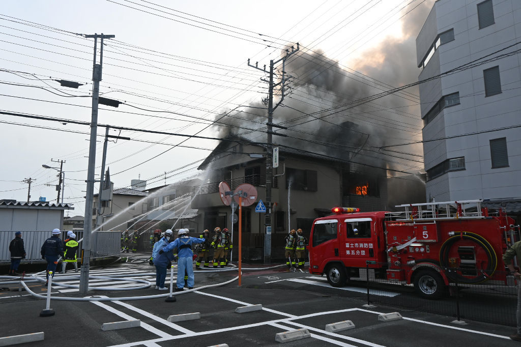 煙を上げて燃える火災現場＝３１日午後４時１０分ごろ、富士市中央町