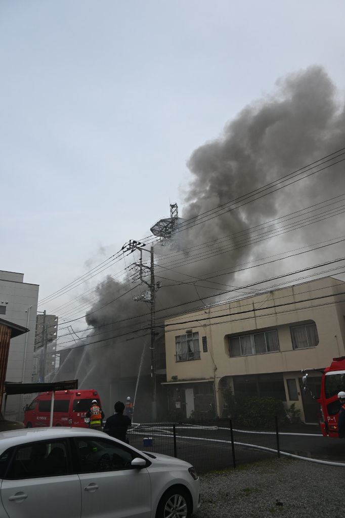 煙を上げて燃える火災現場＝３１日午後４時１０分ごろ、富士市中央町