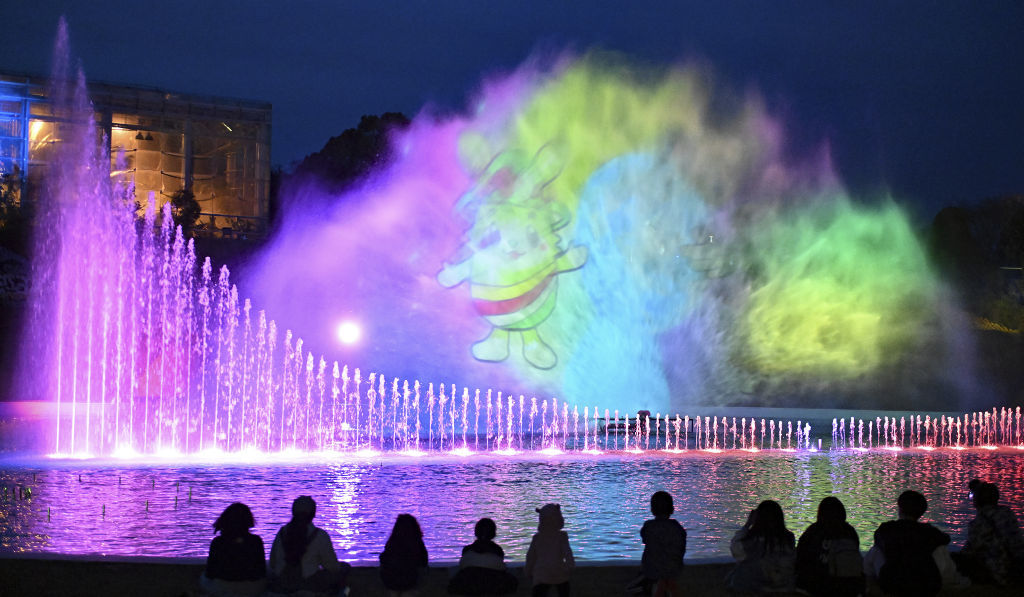 夜の園内を彩る「ウオータースクリーン大噴水ショー」＝浜松市中央区のはままつフラワーパーク