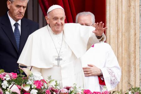 ３１日、バチカンのサンピエトロ大聖堂のバルコニーで、手を振るローマ教皇フランシスコ（ロイター＝共同）