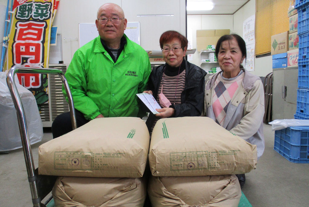 花と緑の会に米を贈った野沢支部長（左）＝浜松市浜名区引佐町のＡコープ引佐店