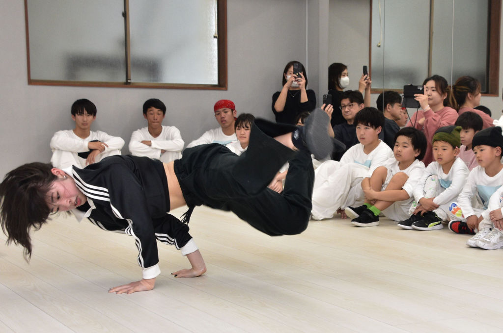 静岡県ブレイクダンス協会の発足式でアクロバティックなダンスを披露する山田さん＝浜松市中央区