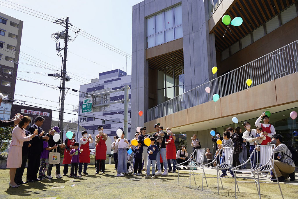 紙コップクラッカーや風船で節目を祝う参加者＝焼津市栄町のターントクルこども館