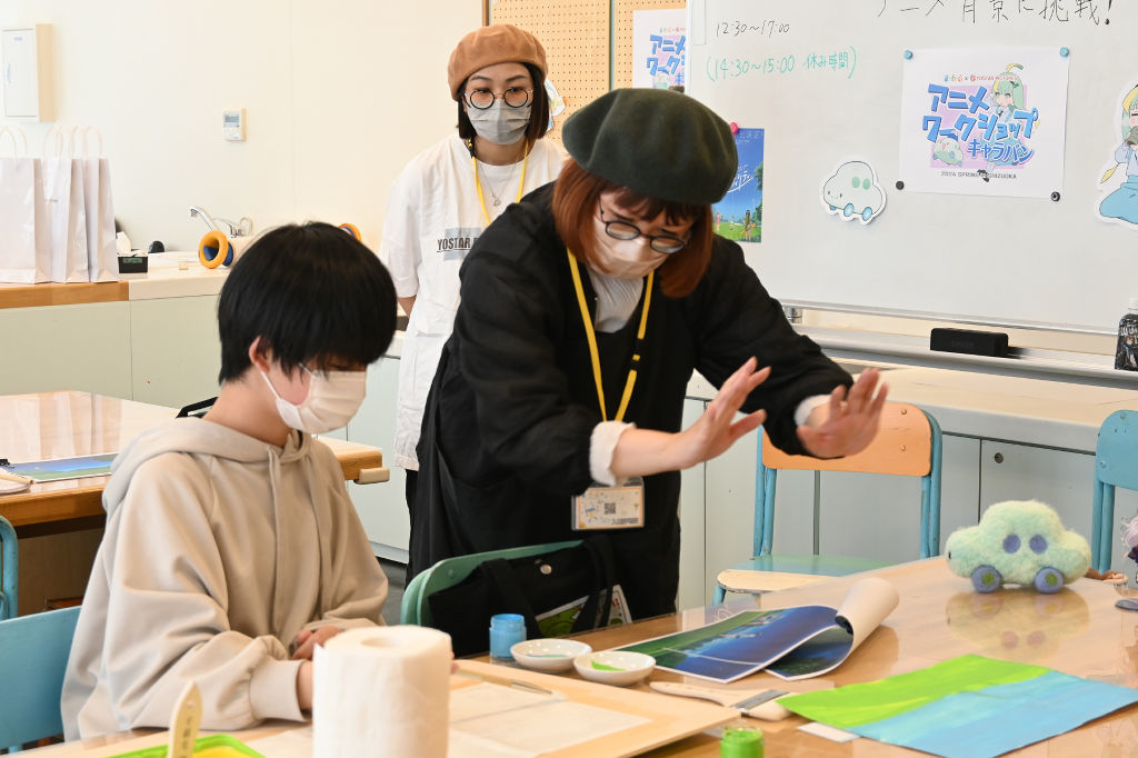 背景美術の基礎を学ぶ参加者（左）＝静岡市清水区の市こどもクリエイティブタウンま・あ・る