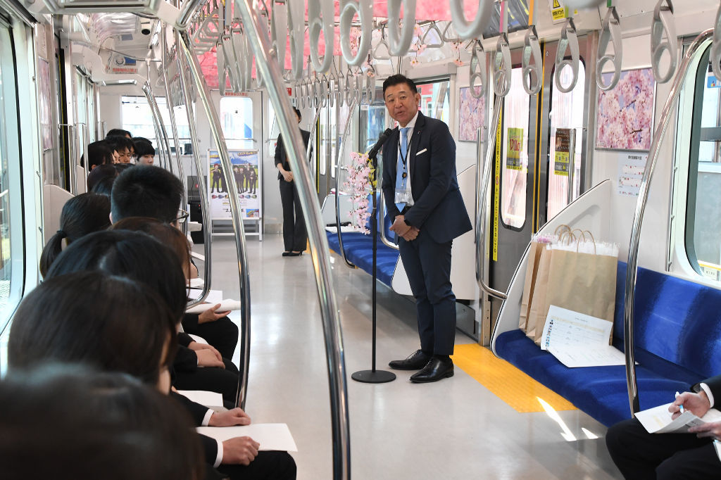 鉄道車両内で実施した静岡鉄道の入社式＝１日午後、静岡市葵区