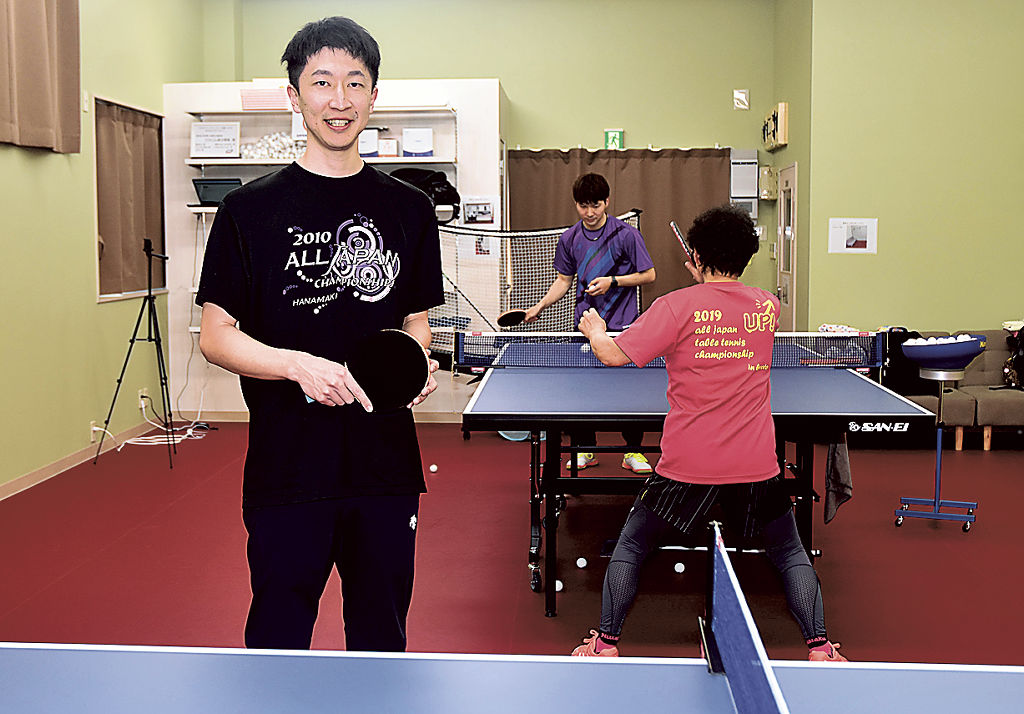 会員制の卓球場をオープンした東さん（左）。「利用者の卓球人生を豊かにする場所を目指したい」と意気込む＝浜松市中央区のパキラ浜松西山店