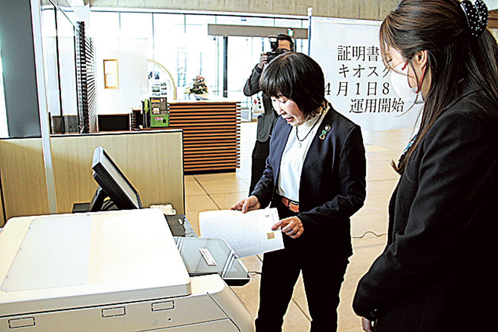 マルチコピー機を使い、住民票の写しを発行する染谷市長＝島田市役所
