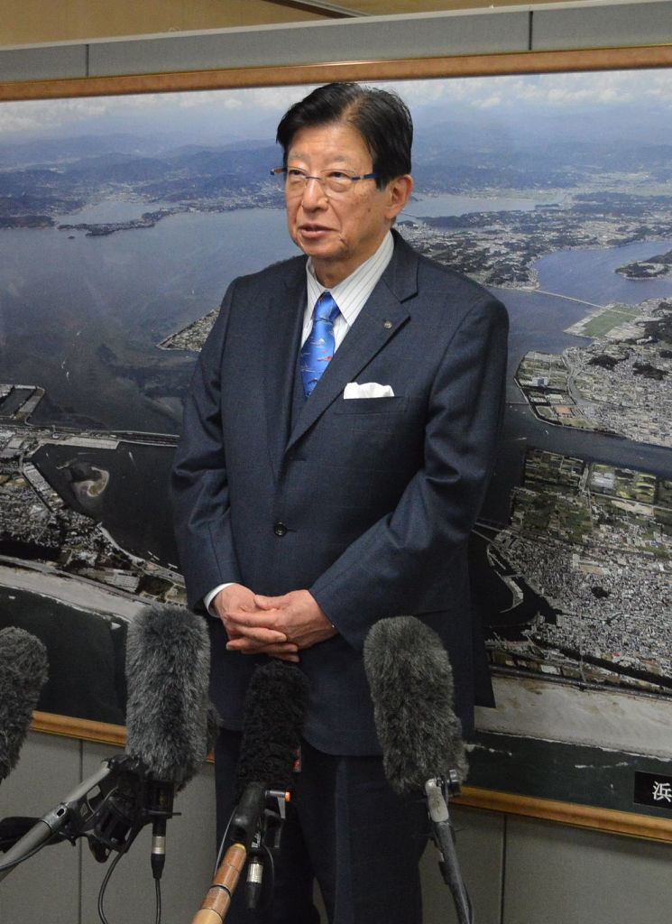 記者団に対し辞職の意向を表明する川勝平太知事＝２日午後、静岡県庁