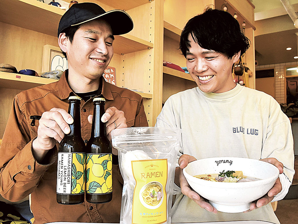 今季の販売が始まった「生搾りレモンビール」＝三島市大社町のラーメンやんぐ
